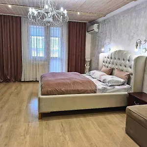  Апартаменты центр цілком спальня і кухня- студія балкон кондеціонер